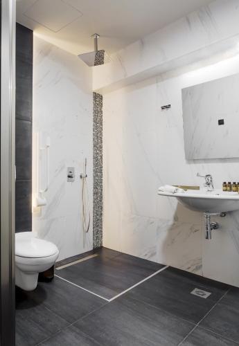 Deluxe Double Room image 10