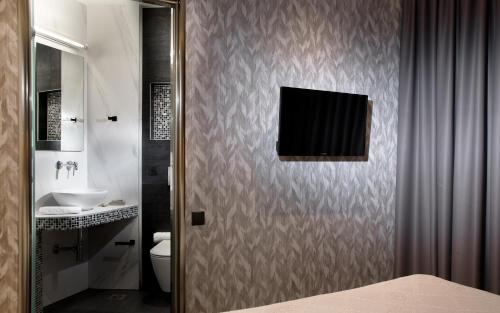 Standard Double Room image 5
