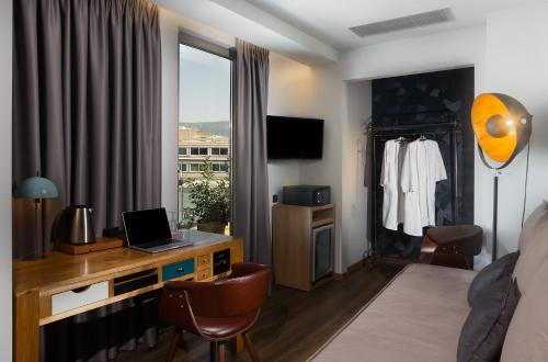 Junior Suite with Balcony image 7