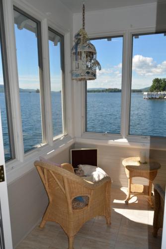 ระเบียง/ชานเรือน, Lake George Boathouse Waterfront Lodging in โบลตัน แลนดิ้ง(นิวยอร์ค)