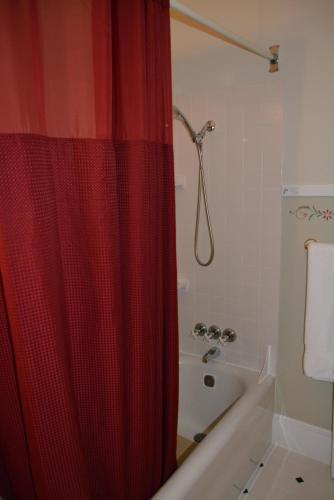 Lake George Boathouse Bed & Breakfast - image 6