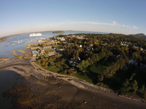 Saltair Inn Waterfront B&B - image 2