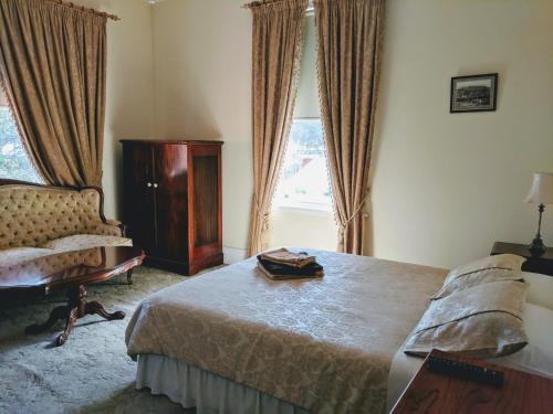 Deluxe Queen Room with Private Bathroom A