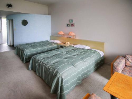 Miyazaki Kokusai Kuko Country Club Lodge Located in Takachiho, Miyazaki Kokusai Kuko Country Club Lodge is a perfect starting point from which to explore Miyazaki. Offering a variety of facilities and services, the property provides all you 