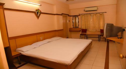 Hotel Vishnu Residency Ideally located in the Suryabagh area, Hotel Vishnu Residency promises a relaxing and wonderful visit. Both business travelers and tourists can enjoy the propertys facilities and services. Service-mi