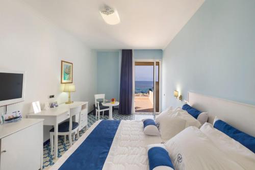 Deluxe Room with Terrace and Sea View