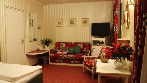 1 queen bed, 1 sofa bed