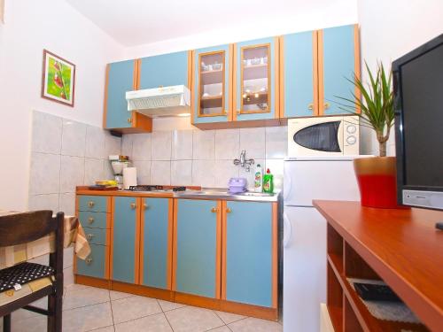 Apartments Blazenka 1270 - image 2