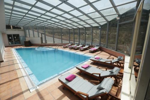 Piscina, Golden Lili Resort & Spa in Ghobeiry