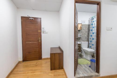 Bathroom, Metro City Hotel in Slave Island