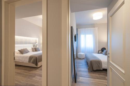 1 queen bed, 2 twin beds