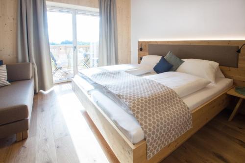 2 queen beds, 1 sofa bed