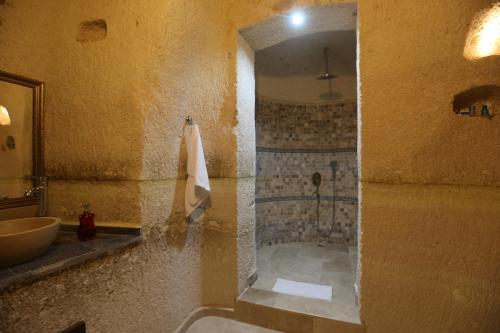 Abu Hayat Cave Suites - main image