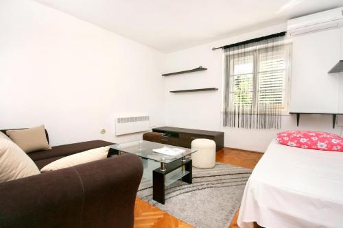 Apartments by the sea Makarska - 6738