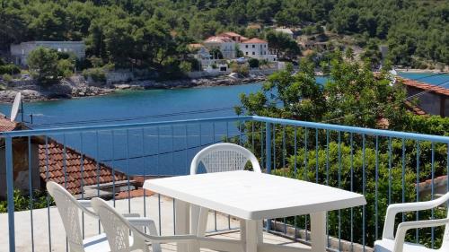 Apartments by the sea Stomorska Solta - 11198