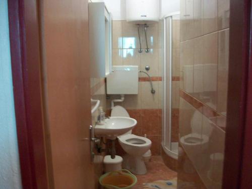 Three-Bedroom Apartment with Balcony and Sea View image 2