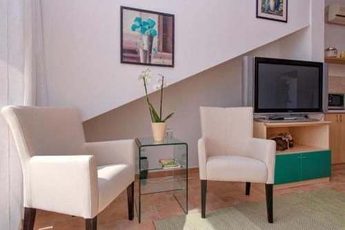 One-Bedroom Apartment with Terrace and Sea View image 1