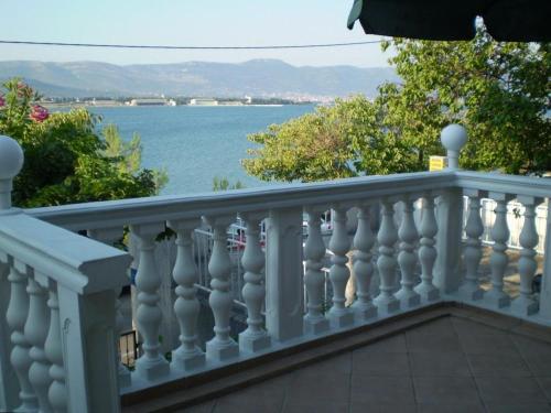 Apartments by the sea Mastrinka Ciovo - 2033 