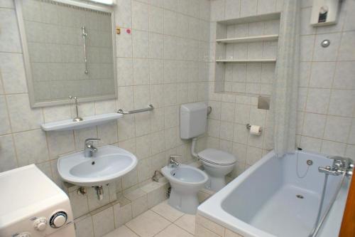 Apartments with WiFi Split - 4155 - image 2