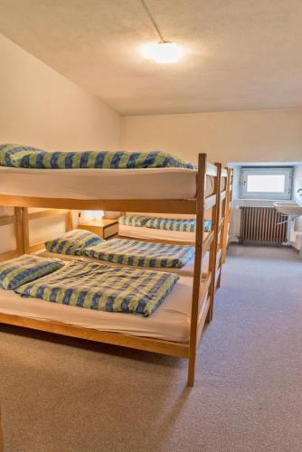 Hotel Bernina Hospiz Room Type - Family Room with Shared Bathroom