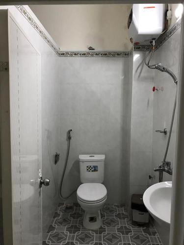 a bathroom with a toilet, sink, and shower, Viet Dung Guesthouse in Dalat