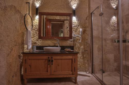 Acropolis Cave Suite