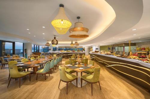 Restaurant, The Retreat Palm Dubai - MGallery in Palm Jumeirah