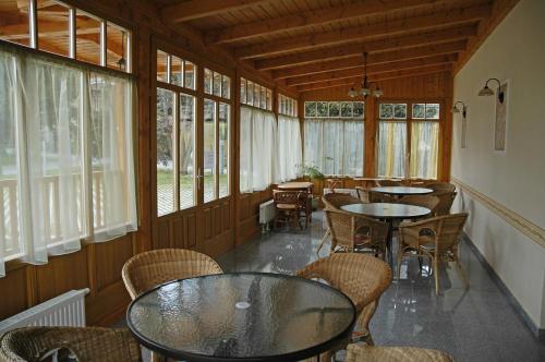 ผับ/เลาจน์, Villa Sakura Panzio in จอซเซฟ อัตติลา ฃาโกเตเลป