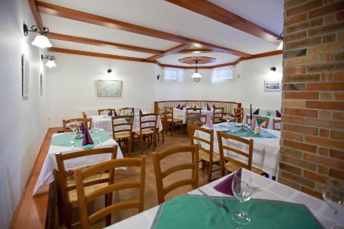 ห้องอาหาร, Villa Sakura Panzio in จอซเซฟ อัตติลา ฃาโกเตเลป