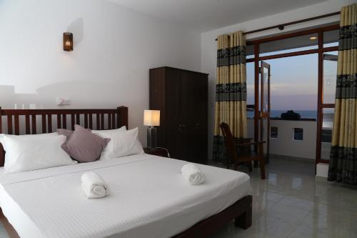 Deluxe Double Room with Balcony image 9