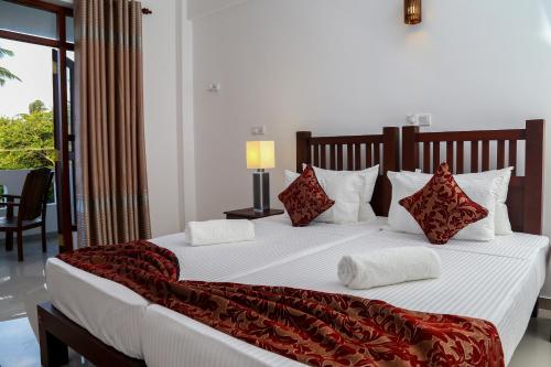 Deluxe Double Room with Balcony image 7