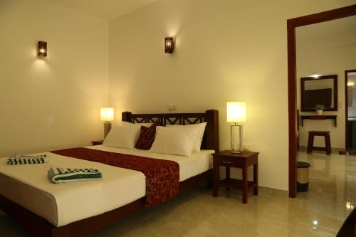 Deluxe Double Room with Balcony image 2