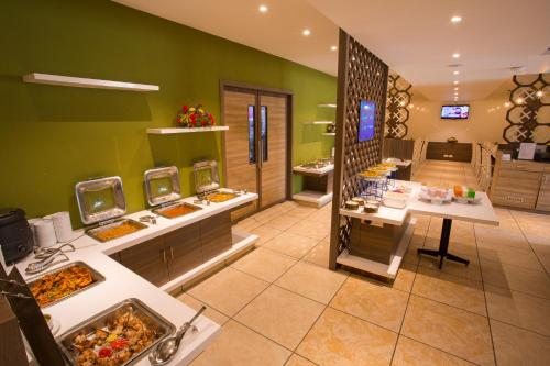 Hotel Green Ridge In India - 