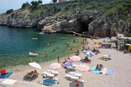 Double Room Vrbnik 5302b - image 12