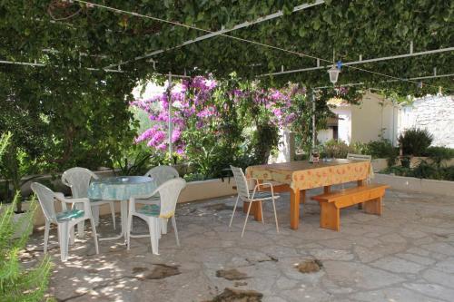 Apartments with a parking space Bol Brac - 5605 - image 3