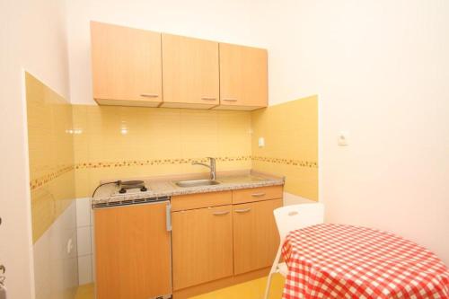 Apartments by the sea Duce Omis - 8633 - image 4
