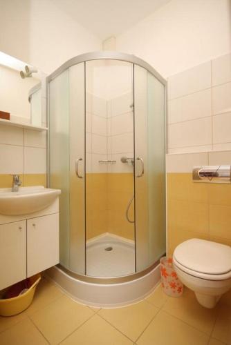 Apartments by the sea Duce Omis - 8633 - image 6