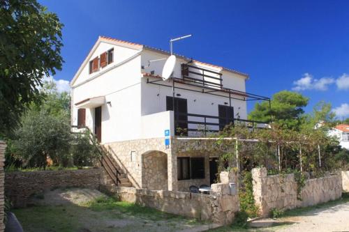Apartments with a parking space Rukavac Vis - 8849