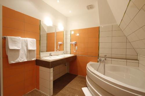 room detail thumbnail 2