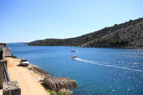 Apartments by the sea Vinisce Trogir - 8659 - image 6