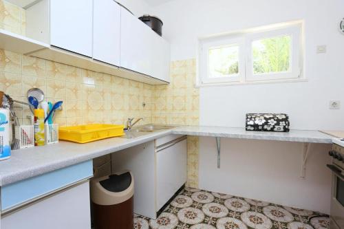 Apartments by the sea Vinisce Trogir - 8659 - image 8