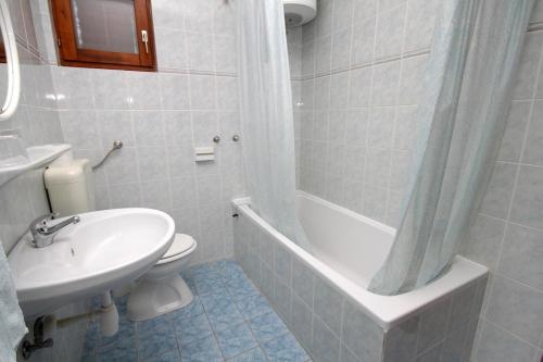 Apartments and rooms with parking space Hvar - 8717