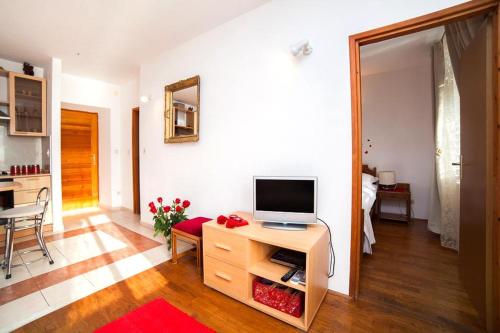 One-Bedroom Apartment image 2