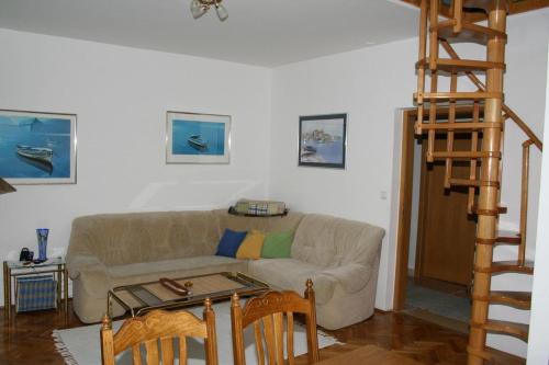 Apartments with a parking space Jelsa Hvar - 4019 - image 4