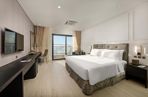 Deluxe Bay View, Guest room, 1 King, Bay view, Balcony