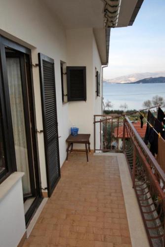 Apartments by the sea Slatine Ciovo - 1137 - image 5