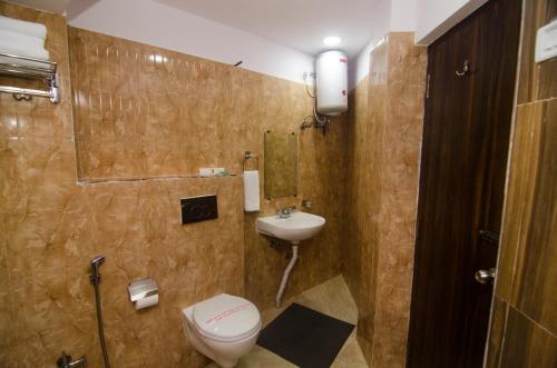 Hotel Q-Inn Hotel Q Inn is conveniently located in the popular Dalhousie area. The property offers a wide range of amenities and perks to ensure you have a great time. Service-minded staff will welcome and guide 