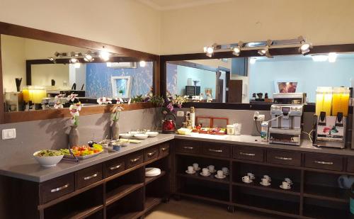 Essen und Erfrischungen, Achuza Bamarom in Safed