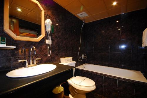 room detail thumbnail 2