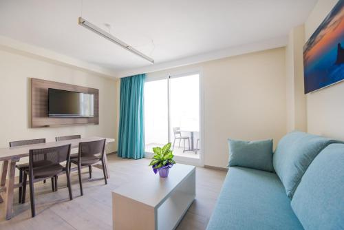 2 twin beds, 1 sofa bed